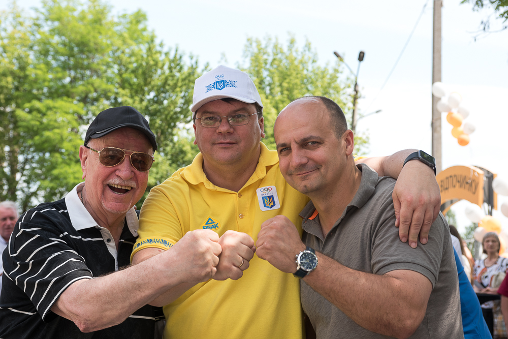 Команда інженерів за робочим столом