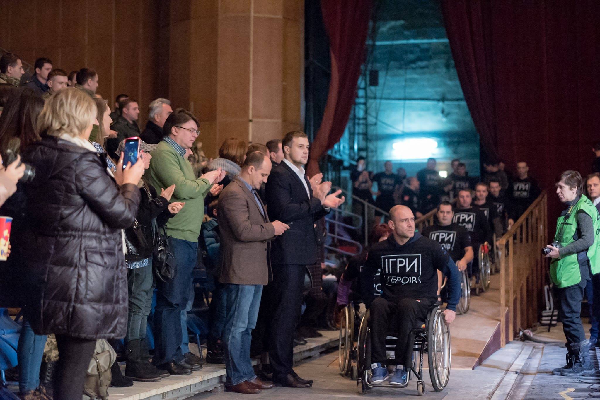 Команда інженерів за робочим столом